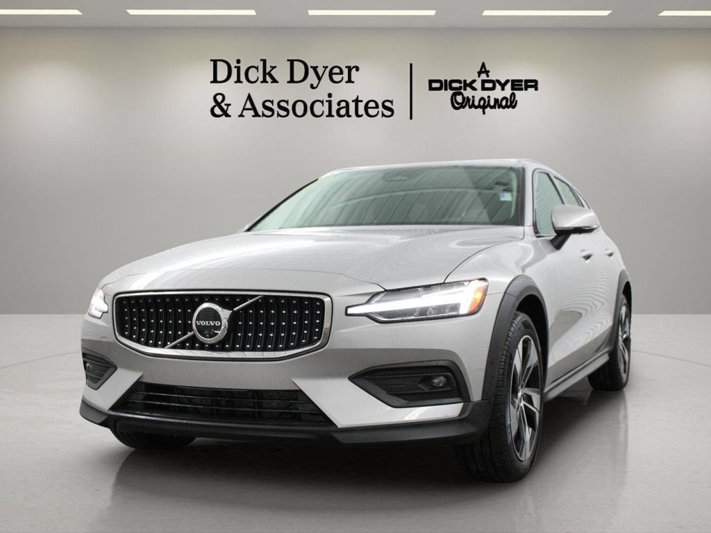 Used 2025 Volvo V60 B5 Cross Country Plus AWD/4WD image 5