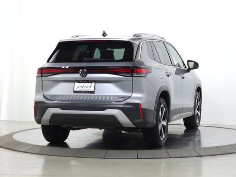 Used 2025 Volkswagen Tiguan SE AWD/4WD image 12
