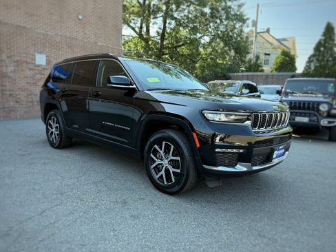 Used 2023 Jeep Grand Cherokee L Limited w/ Luxury Tech Group II AWD/4WD image 3