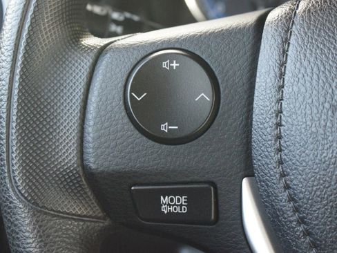 Used 2018 Toyota Corolla LE image 7