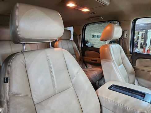Used 2011 Chevrolet Tahoe LT w/ Luxury Package RWD image 16