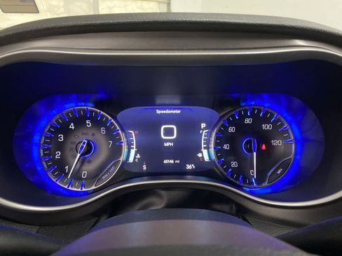 Used 2021 Chrysler Pacifica Touring-L FWD image 29