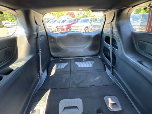 Used 2023 Chrysler Pacifica Limited w/ S Appearance Package FWD image 32