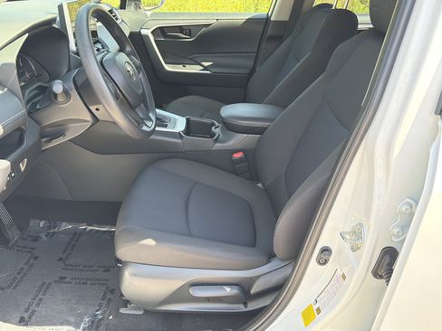 Used 2025 Toyota RAV4 LE AWD/4WD image 9