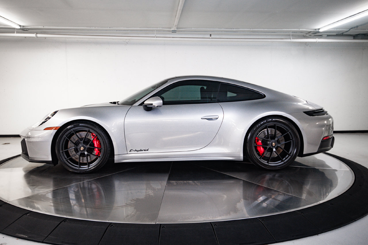 Certified 2025 Porsche 911 Carrera GTS RWD image 2
