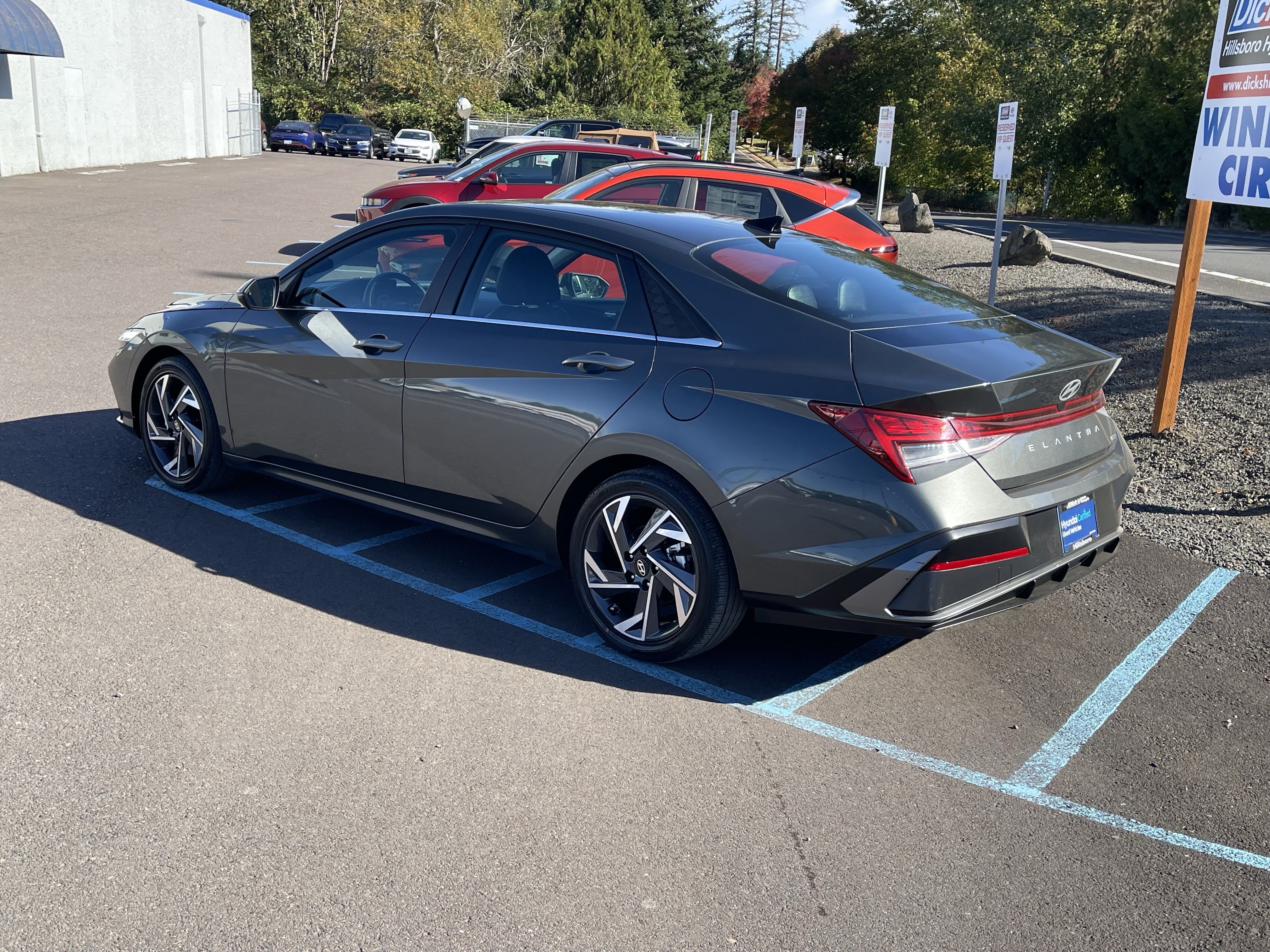 Certified 2025 Hyundai Elantra Limited FWD image 3