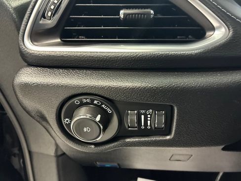 Used 2025 Chrysler Pacifica Limited FWD image 19