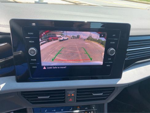 Used 2025 Volkswagen Jetta SE FWD image 17