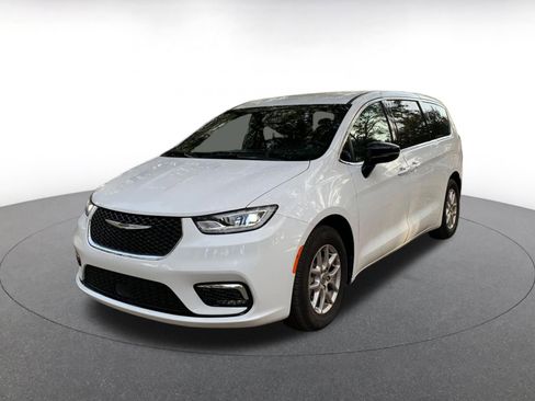 Used 2025 Chrysler Pacifica Select image 3