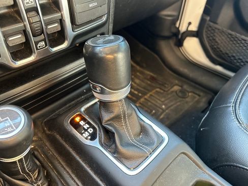 Used 2022 Jeep Wrangler Unlimited Sahara AWD/4WD image 28