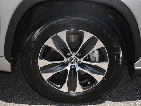 Certified 2025 Toyota Highlander XLE image 22