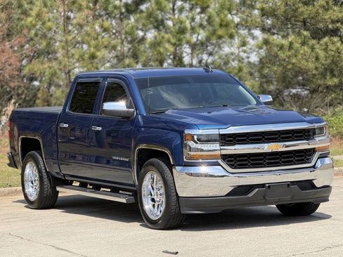 Used 2018 Chevrolet Silverado 1500 LT w/ Trailering Package image 3