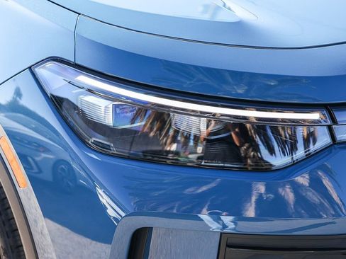 New 2025 Volkswagen Tiguan SE image 14