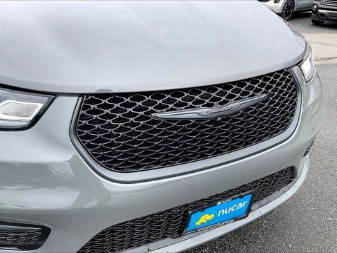 Used 2025 Chrysler Pacifica Limited FWD image 29