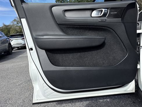 Used 2019 Volvo XC40 T4 R-Design image 14