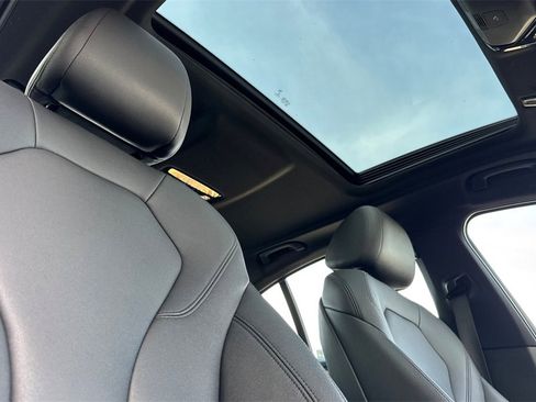 Used 2019 BMW 530e w/ Convenience Package image 19