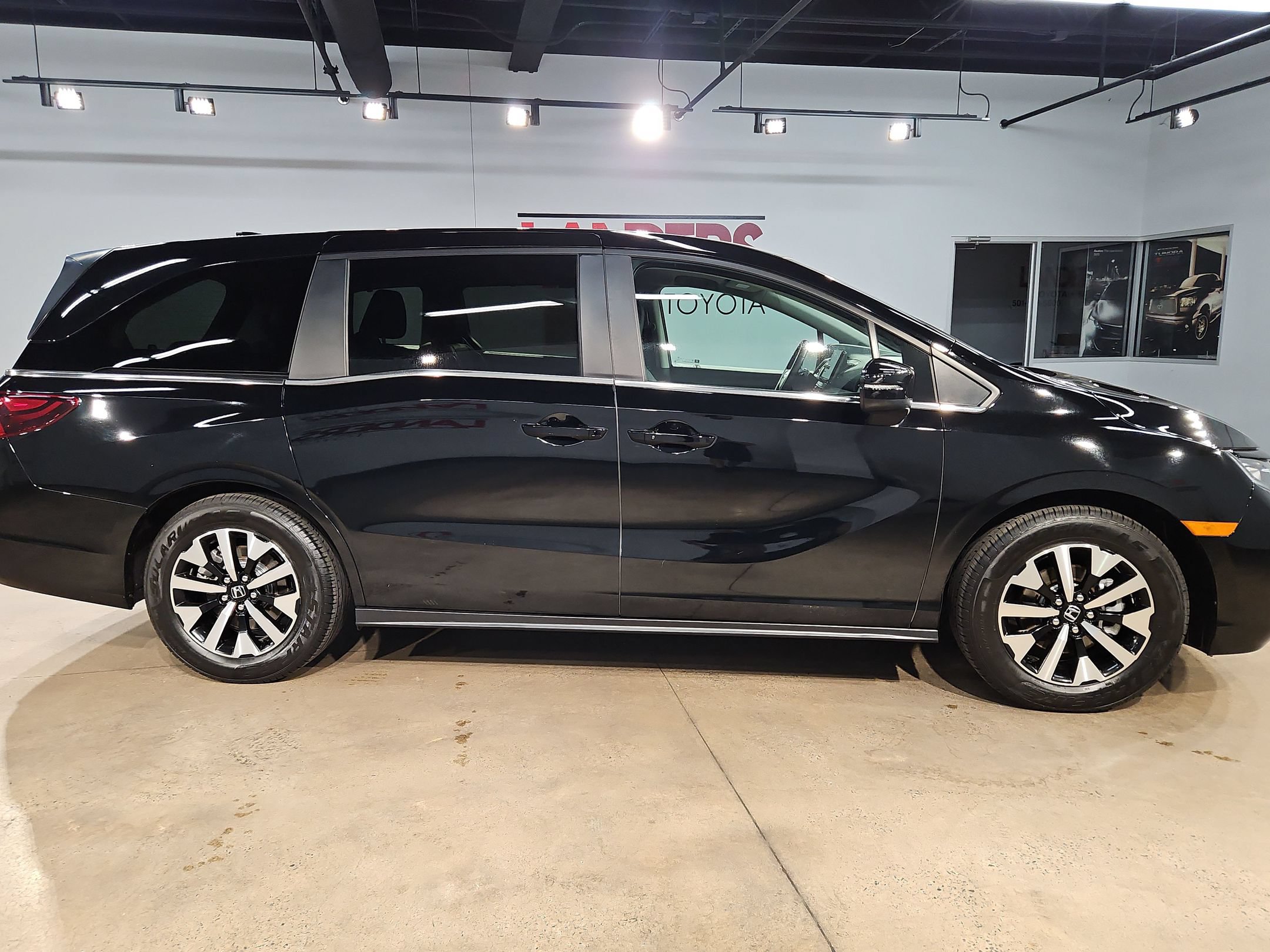 Used 2025 Honda Odyssey EX-L image 8