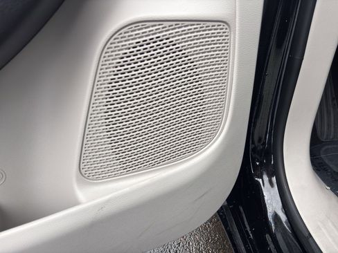 Used 2024 Chrysler Pacifica Touring-L image 24