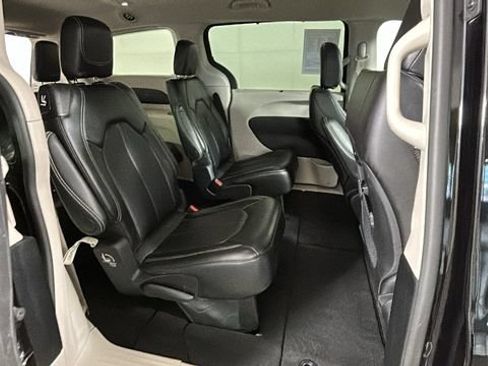 Used 2024 Chrysler Pacifica Touring-L FWD image 30