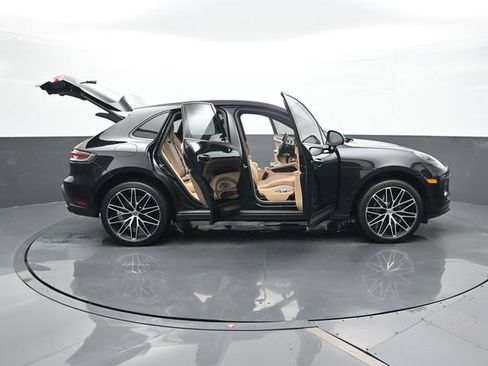 Certified 2025 Porsche Macan AWD/4WD image 34