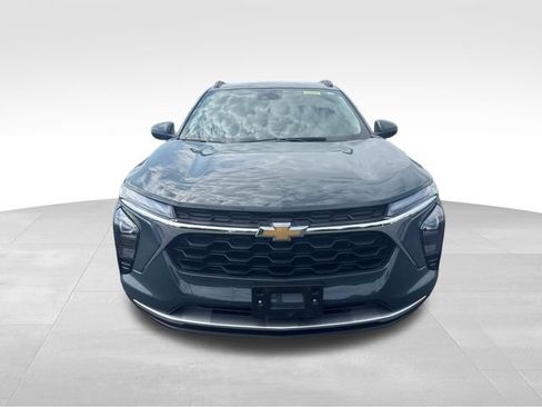 Used 2025 Chevrolet Trax LT FWD image 9