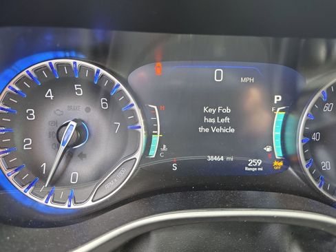 Used 2025 Chrysler Pacifica Select image 9