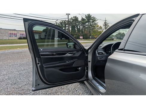Used 2022 BMW 750i xDrive w/ Executive Package image 9