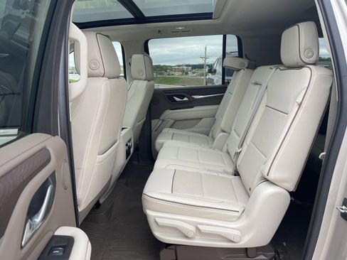 Used 2021 GMC Yukon XL Denali w/ Advanced Technology Package AWD/4WD image 7