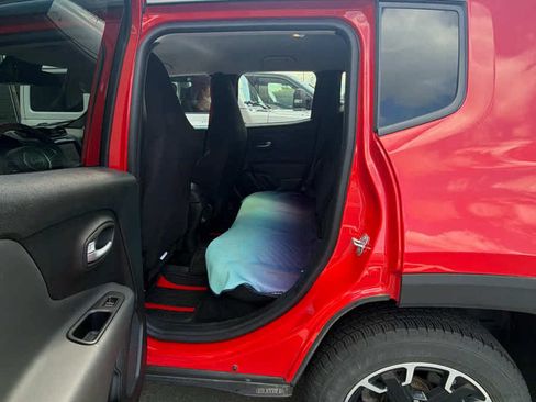 Used 2023 Jeep Renegade Trailhawk AWD/4WD image 4