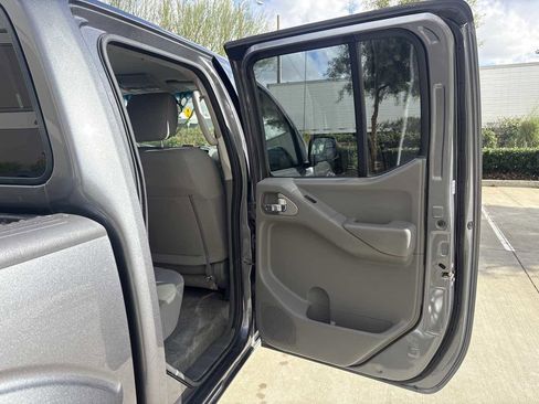 Used 2018 Nissan Frontier SV image 13