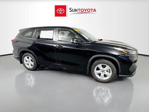 Used 2024 Toyota Highlander LE FWD image 1
