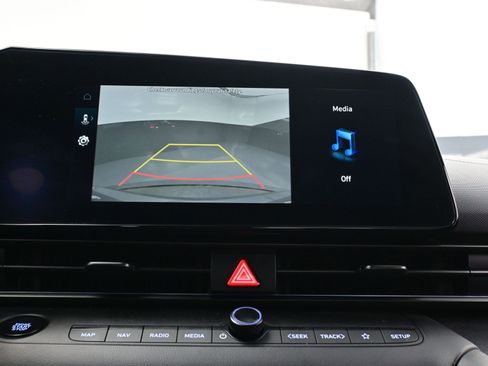 Certified 2025 Hyundai Elantra SEL image 17