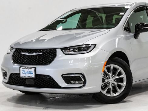 New 2026 Chrysler Pacifica Limited w/ Uconnect Theater Family Group FWD image 2