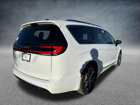 New 2026 Chrysler Pacifica Pinnacle image 3