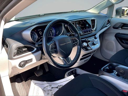 Used 2021 Chrysler Pacifica Touring w/ Cold Weather Group FWD image 14