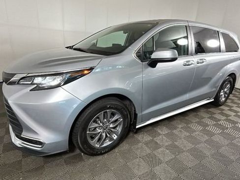 Used 2021 Toyota Sienna XLE FWD image 7