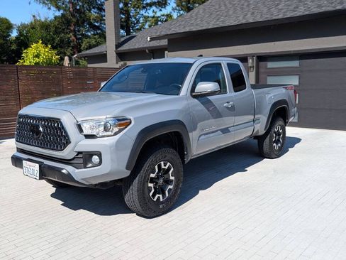 Used 2018 Toyota Tacoma TRD Off-Road w/ Technology Package AWD/4WD image 11