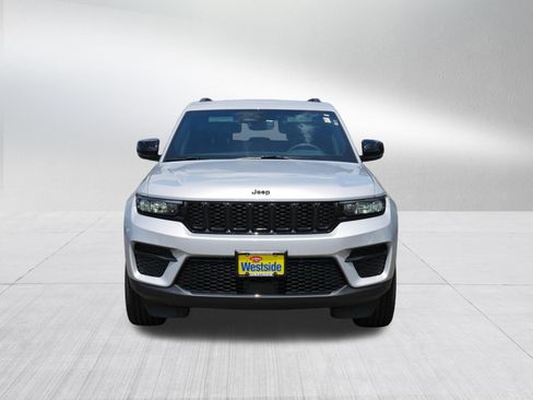 Used 2023 Jeep Grand Cherokee Altitude AWD/4WD image 2
