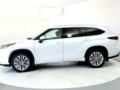New 2026 Toyota Highlander Platinum image 3
