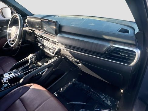 Used 2024 Kia Telluride EX w/ EX Captain's Chair Package FWD image 31