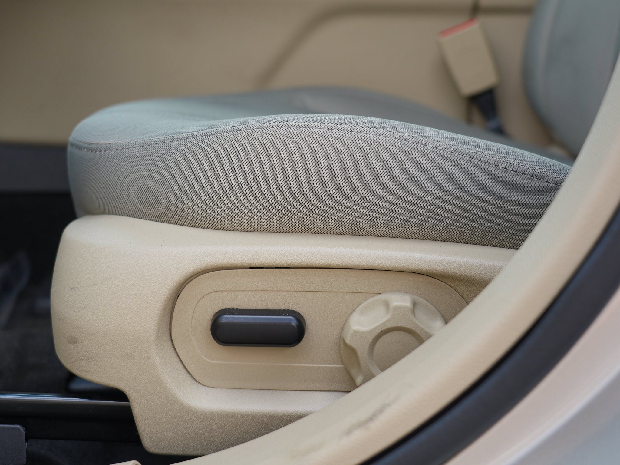 Used 2018 Ford Taurus SE FWD image 16
