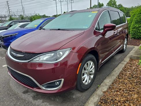 Used 2018 Chrysler Pacifica Touring-L Plus FWD image 4