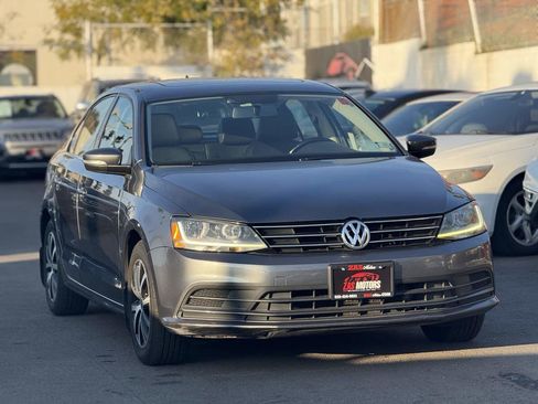 Used 2017 Volkswagen Jetta SE image 3