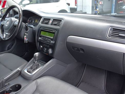 Used 2012 Volkswagen Jetta TDI w/ TDI Appearance Pkg FWD image 11