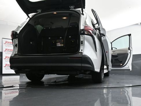 Used 2022 Toyota Sienna XLE image 29