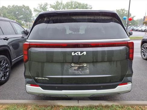Used 2025 Kia Carnival FWD image 8