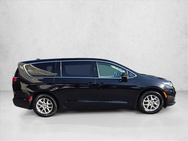 Used 2024 Chrysler Pacifica Touring-L FWD image 4