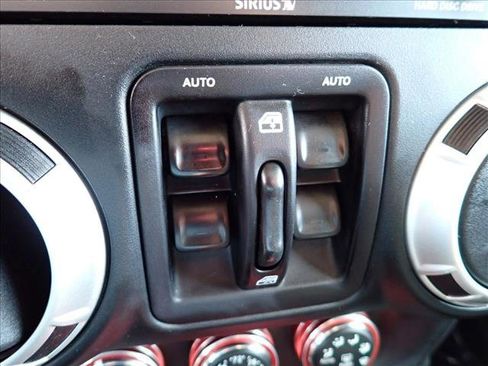 Used 2018 Jeep Wrangler Unlimited Sahara w/ Connectivity Group AWD/4WD image 20