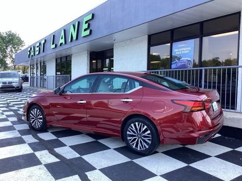 Used 2024 Nissan Altima 2.5 SV FWD image 5