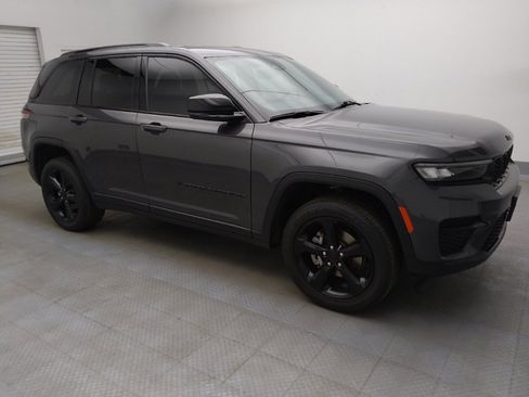 Used 2022 Jeep Grand Cherokee Altitude image 11